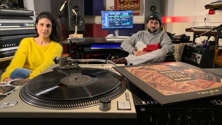 Der Afghanistan-stämmige Rapper Farhot und die FaF-Moderatorin Homeira Rhein
