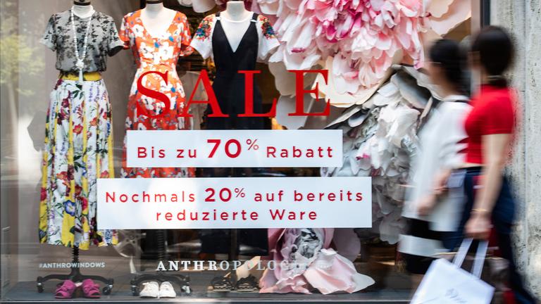 Ein Hinweis auf den "Sale" verkauf steht in einem Modegeschäft