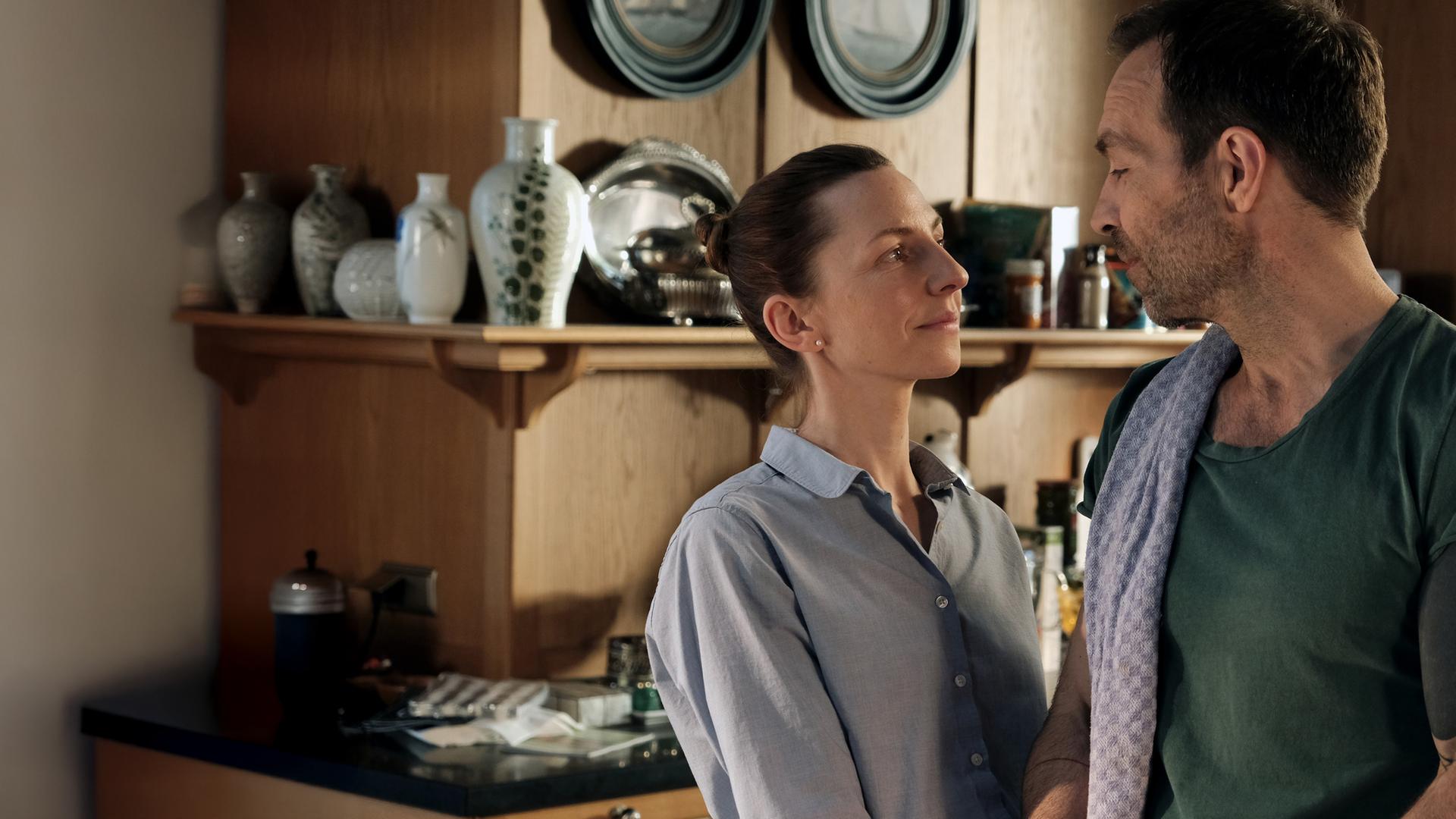 "Fast perfekt verliebt": Isabel (Katharina Schüttler) und Ivo (Aleksandar Jovanovic) stehen in einer Küche und blicken sich verliebt in die Augen.