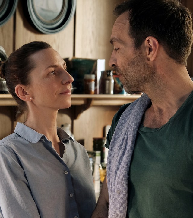 "Fast perfekt verliebt": Isabel (Katharina Schüttler) und Ivo (Aleksandar Jovanovic) stehen in einer Küche und blicken sich verliebt in die Augen.