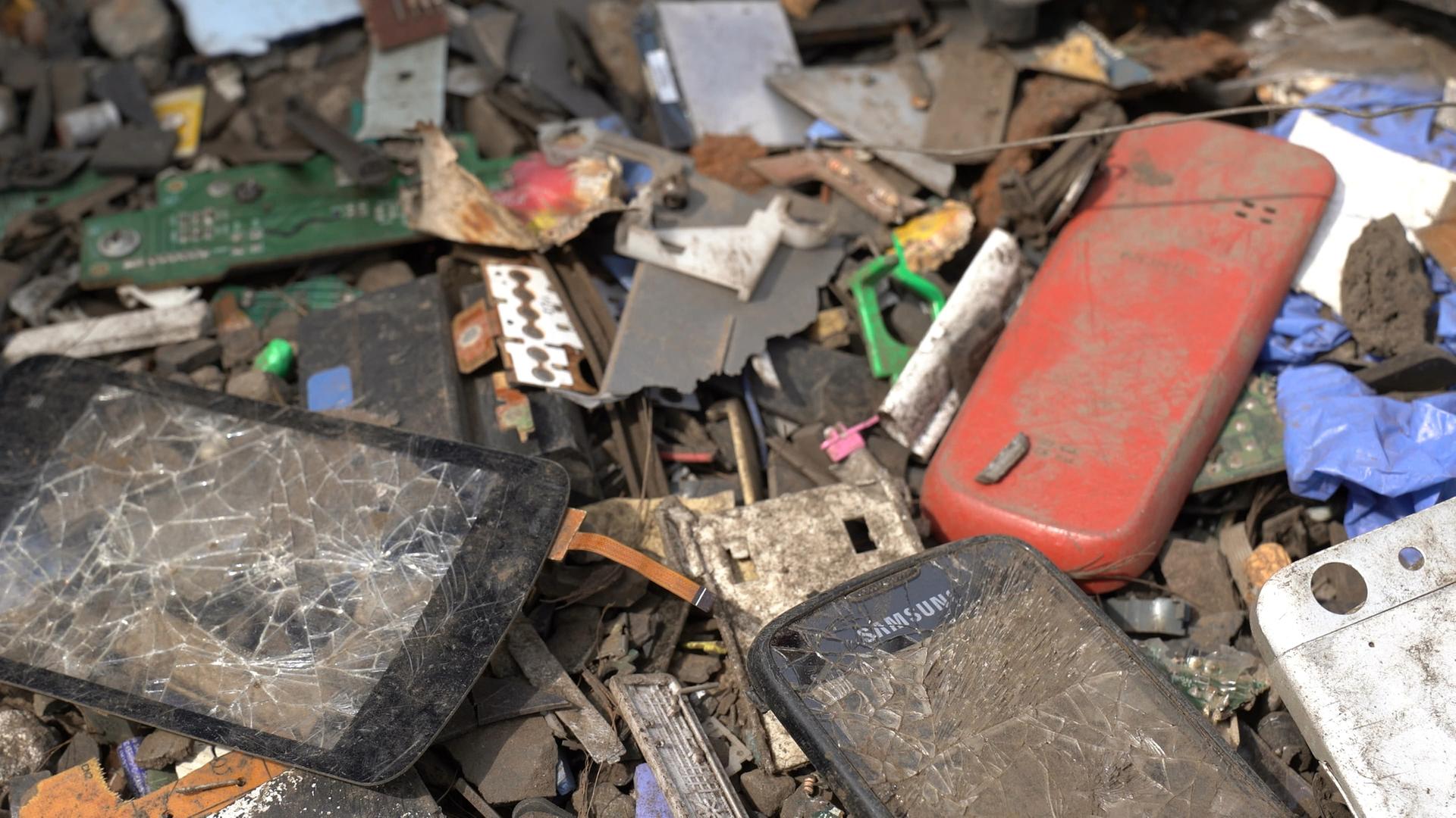 Handys auf einer Müllhalde in Ghana