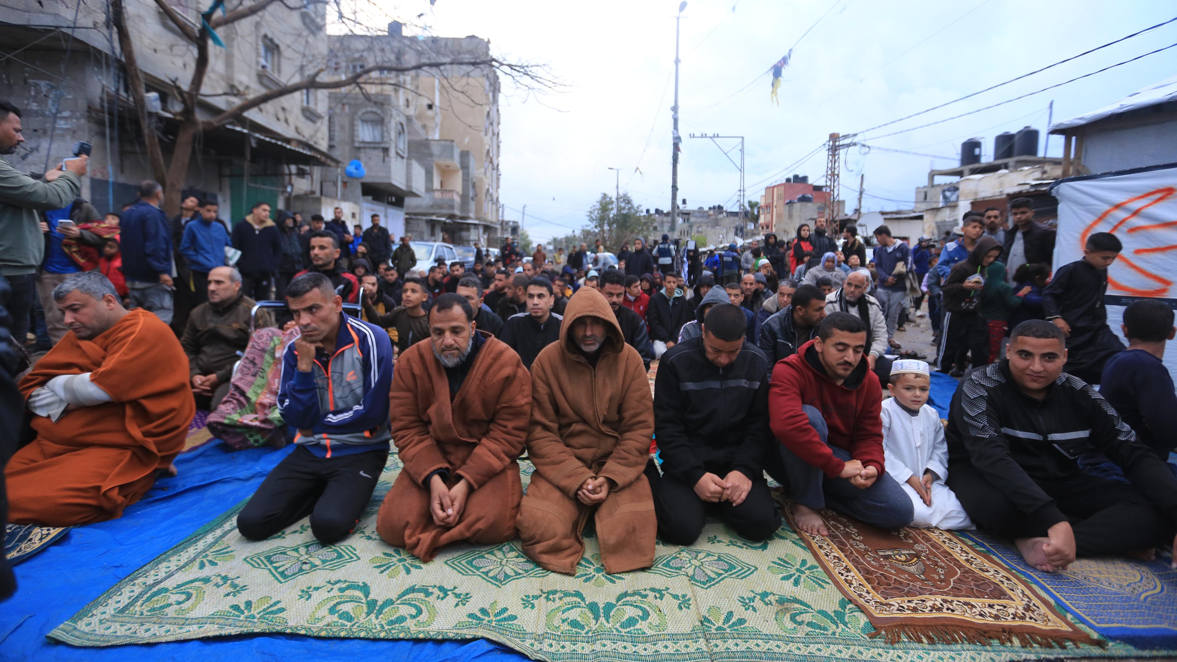 Palästinensische Gebiete, Rafah: Muslime nach dem Eid al Fitr-Gebet in der zerstörten Al-Farouq-Moschee.