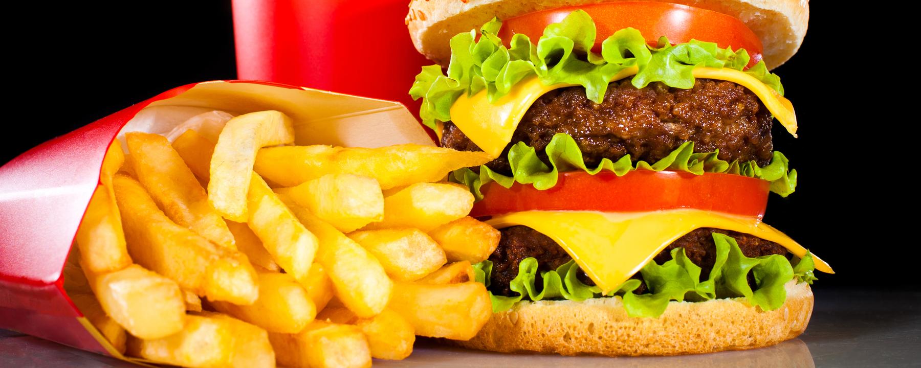 Fast Food Müll auf einem Mülleimer