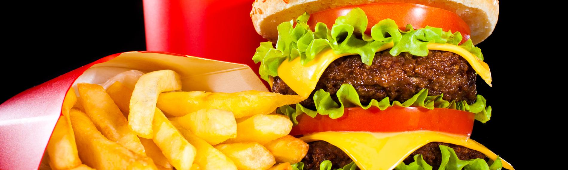 Fast Food Müll auf einem Mülleimer