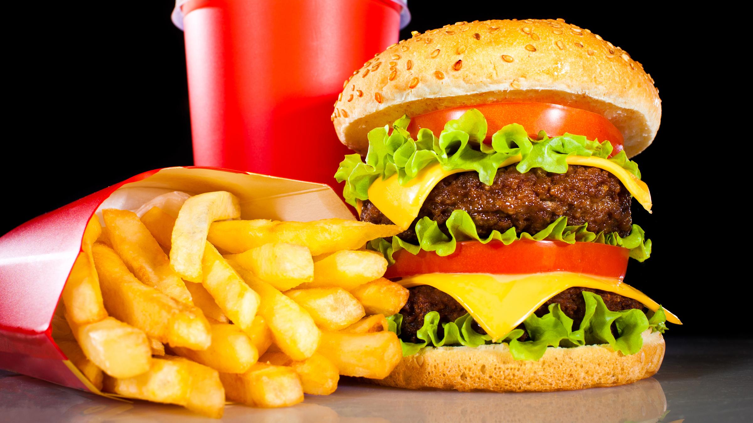 Fast Food Müll auf einem Mülleimer