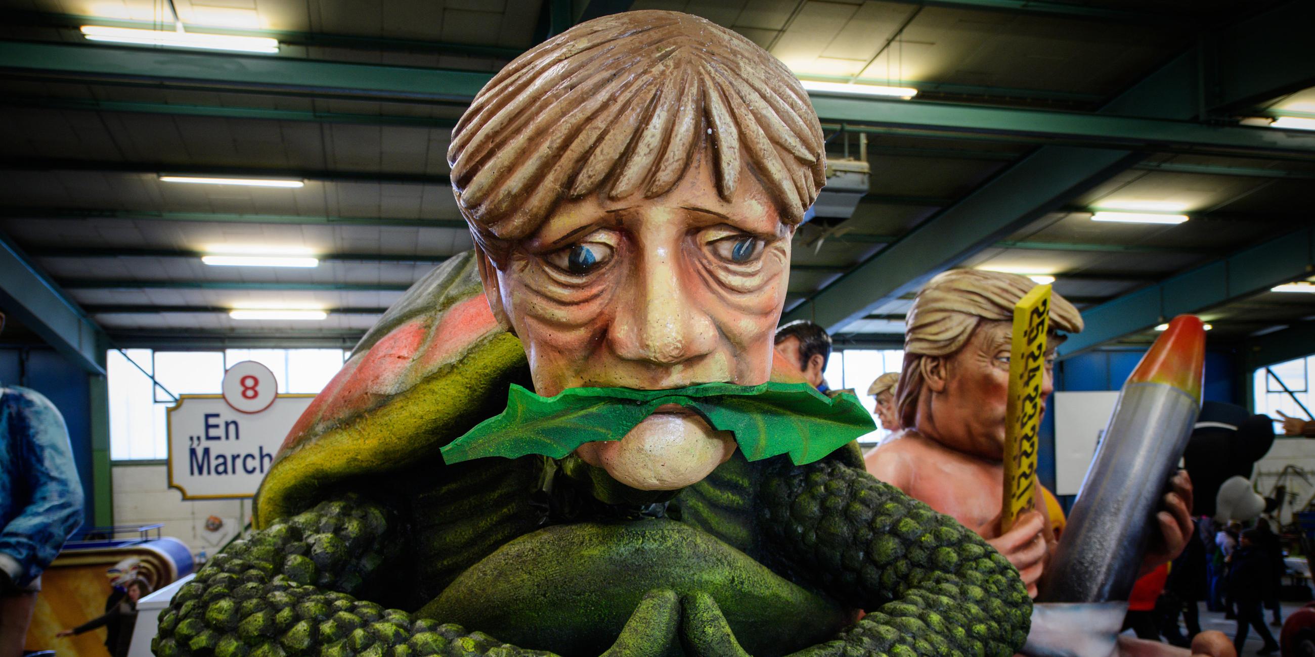Bundeskanzlerin Angela Merkel (CDU) als "lebendes Fossil" in einen Schildkrötenpanzer. 