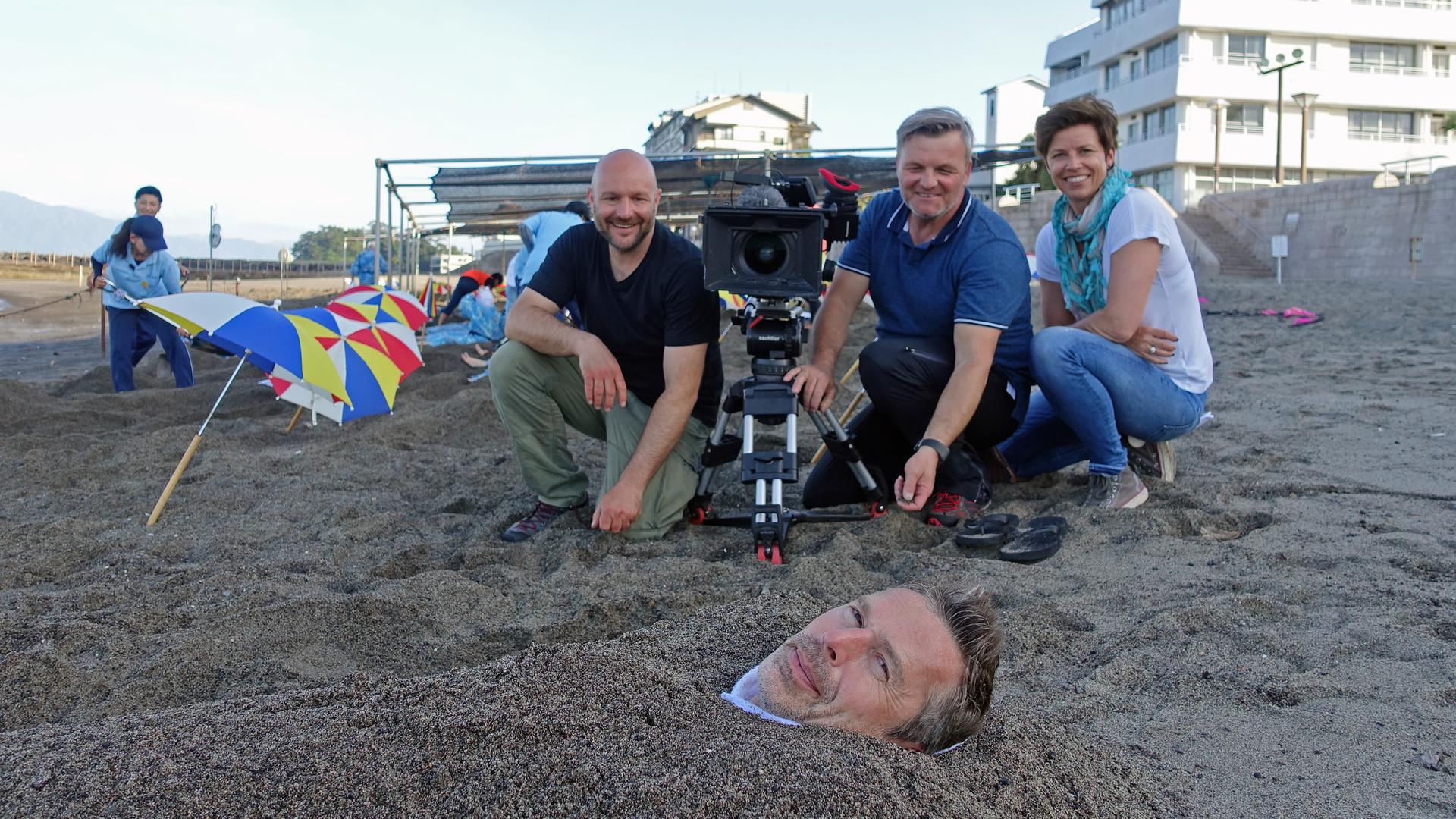 Dreharbeiten mit Dirk Steffens beim Sandbaden in Japan