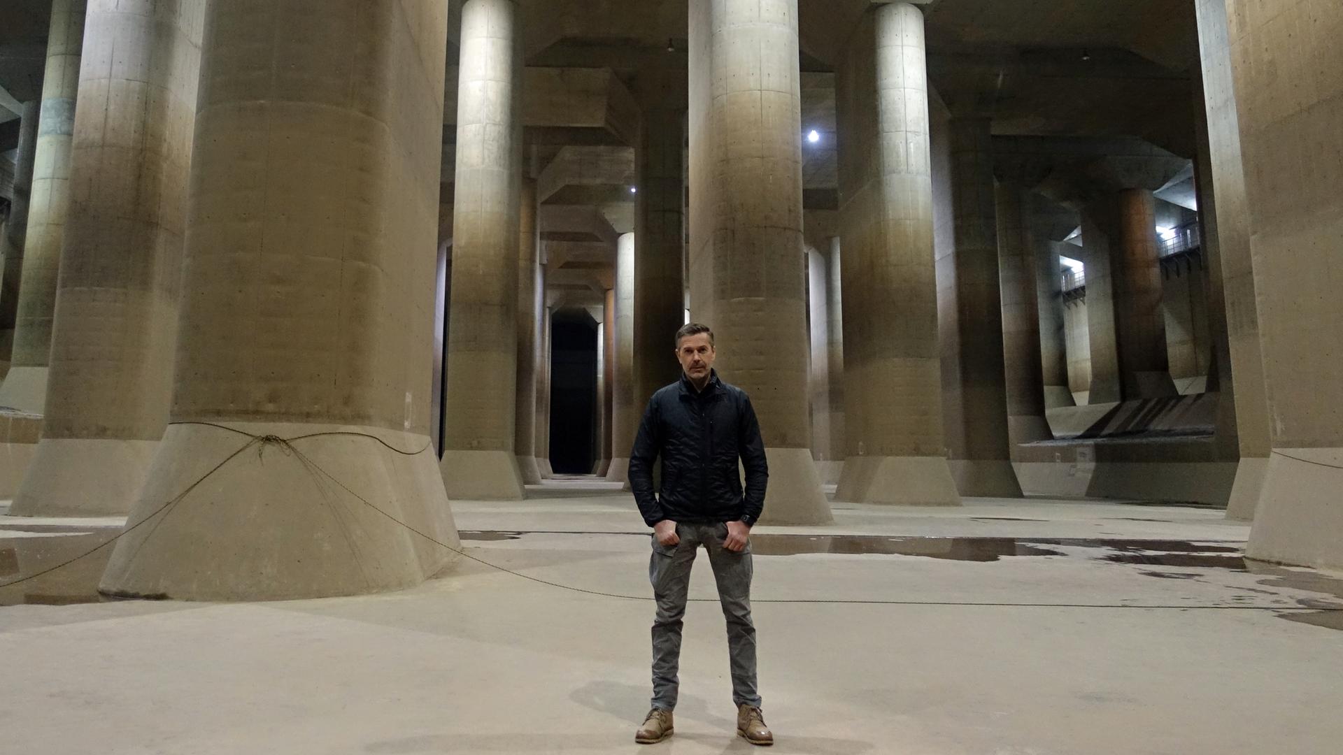 Dirk Steffens in unterirdischem Wasserauffangsystem