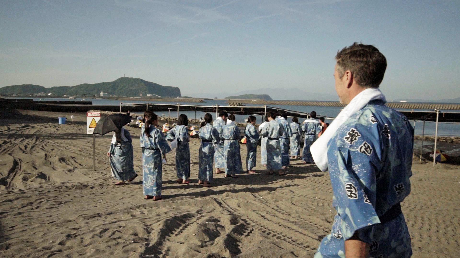 Dirk Steffens im Kimono an japanischem Strand