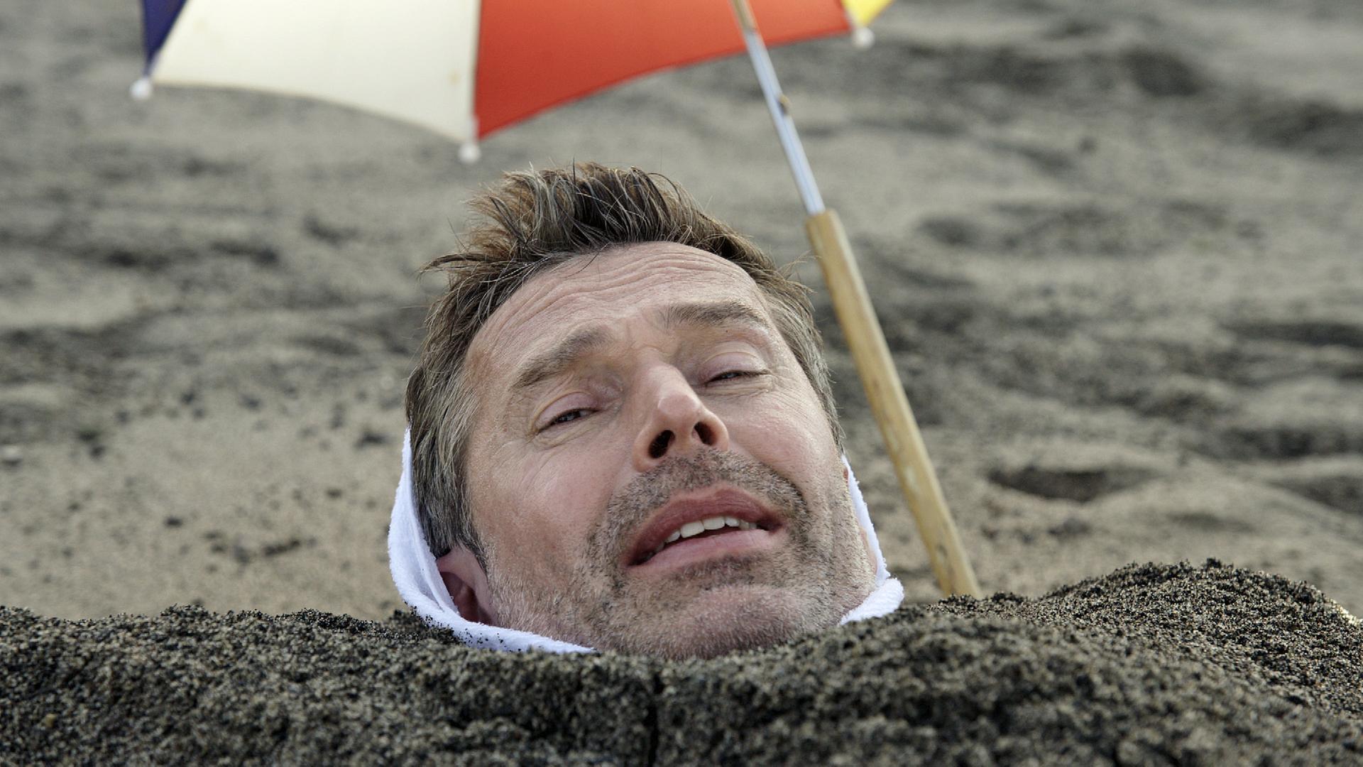 Dirk Steffens beim Sandbaden, Nahaufnahme