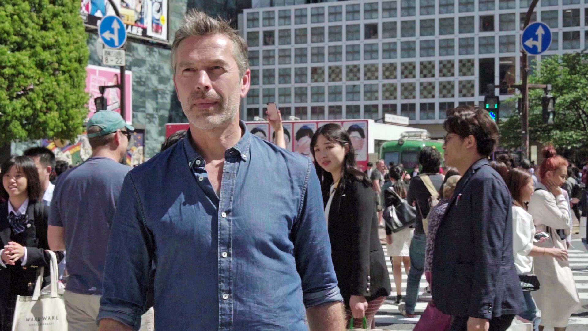 Dirk Steffens unter Menschenmenge in Tokio