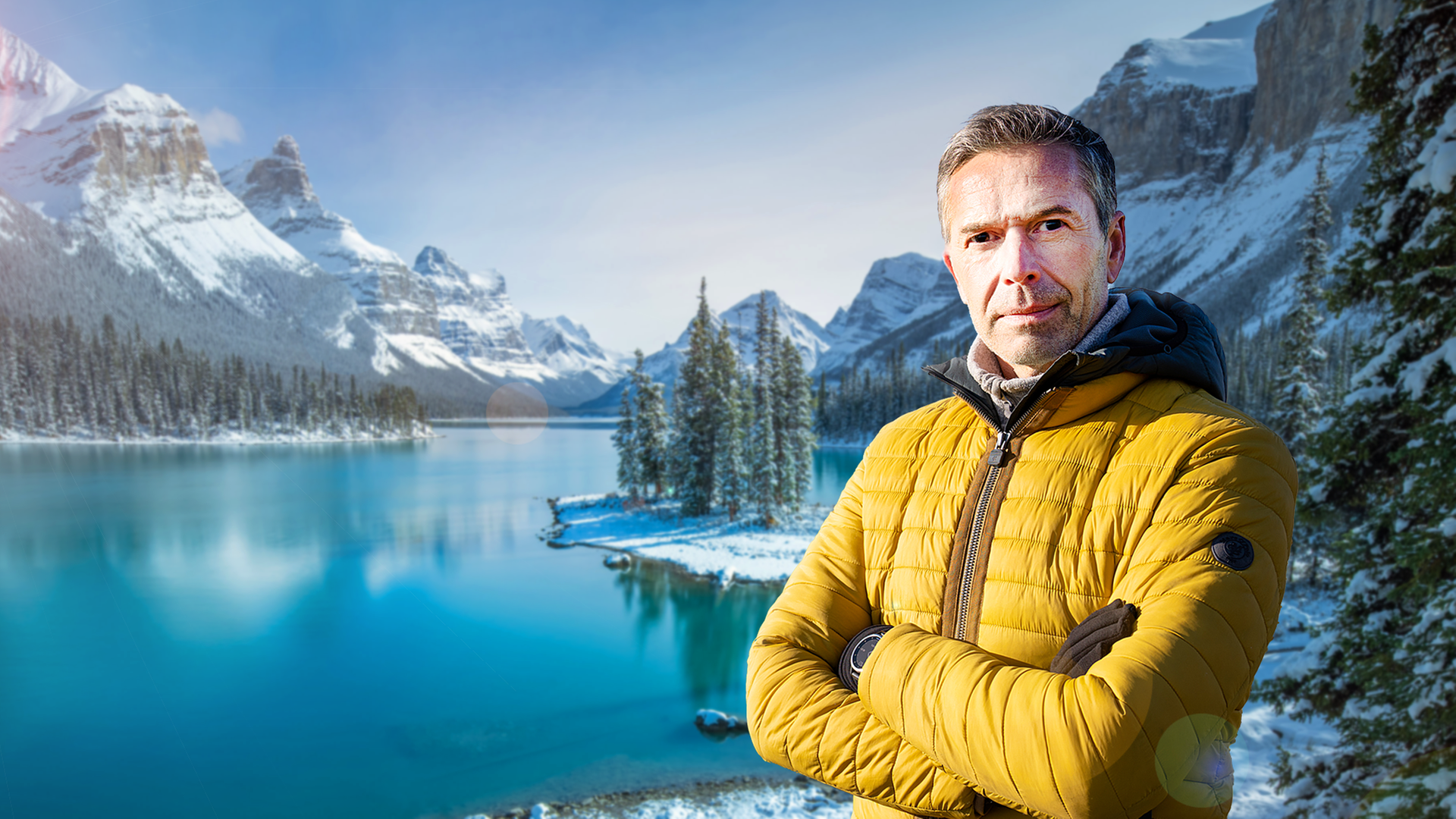 Dirk Steffens vor schneebedeckter Landschaft mit See