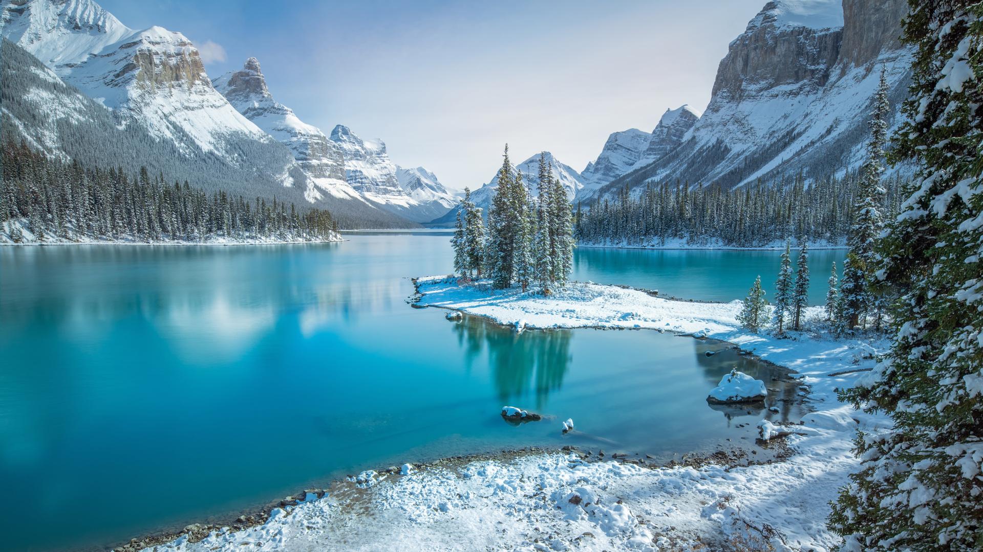 Winterlandschaft mit See in Kanada