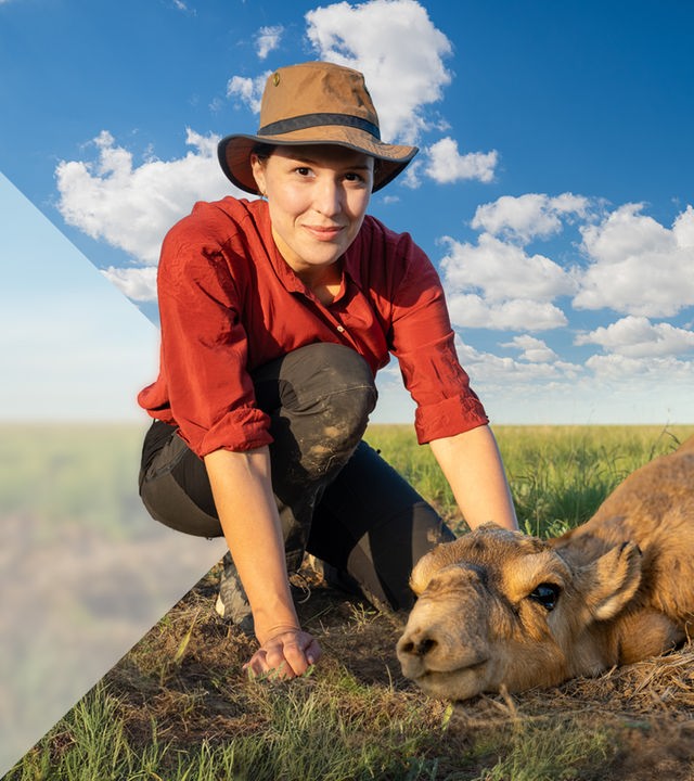 Hannah Emde mit einer Saiga-Antilope