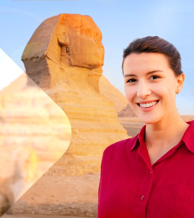 Hannah Emde neben Sphinx in Ägypten
