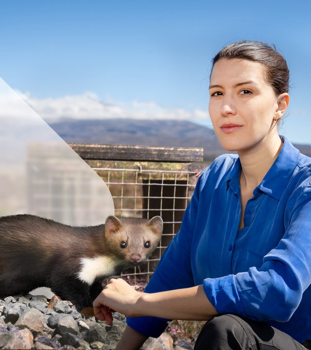 Hannah Emde vor einem Possum und einem toten Marder.