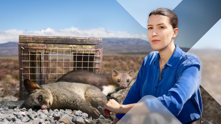 Hannah Emde vor einem Possum und einem toten Marder.