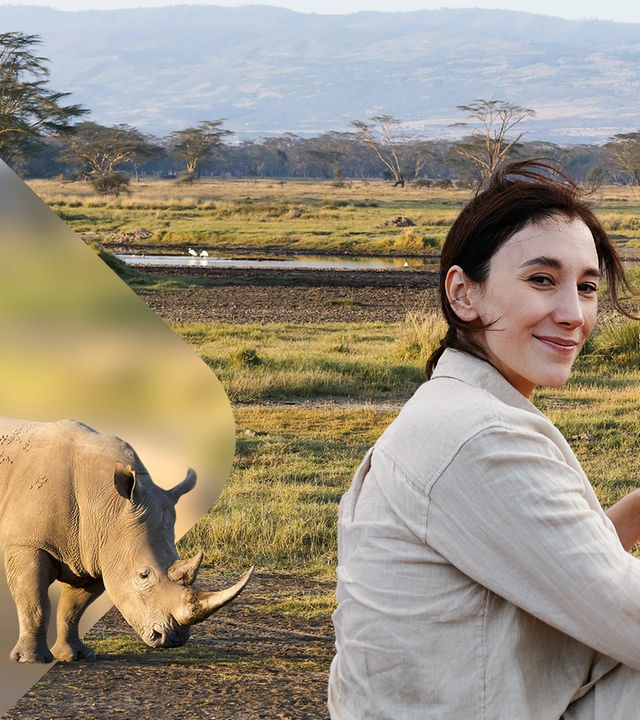 Sibel Kekilli sitzt in Savanne vor Nashorn