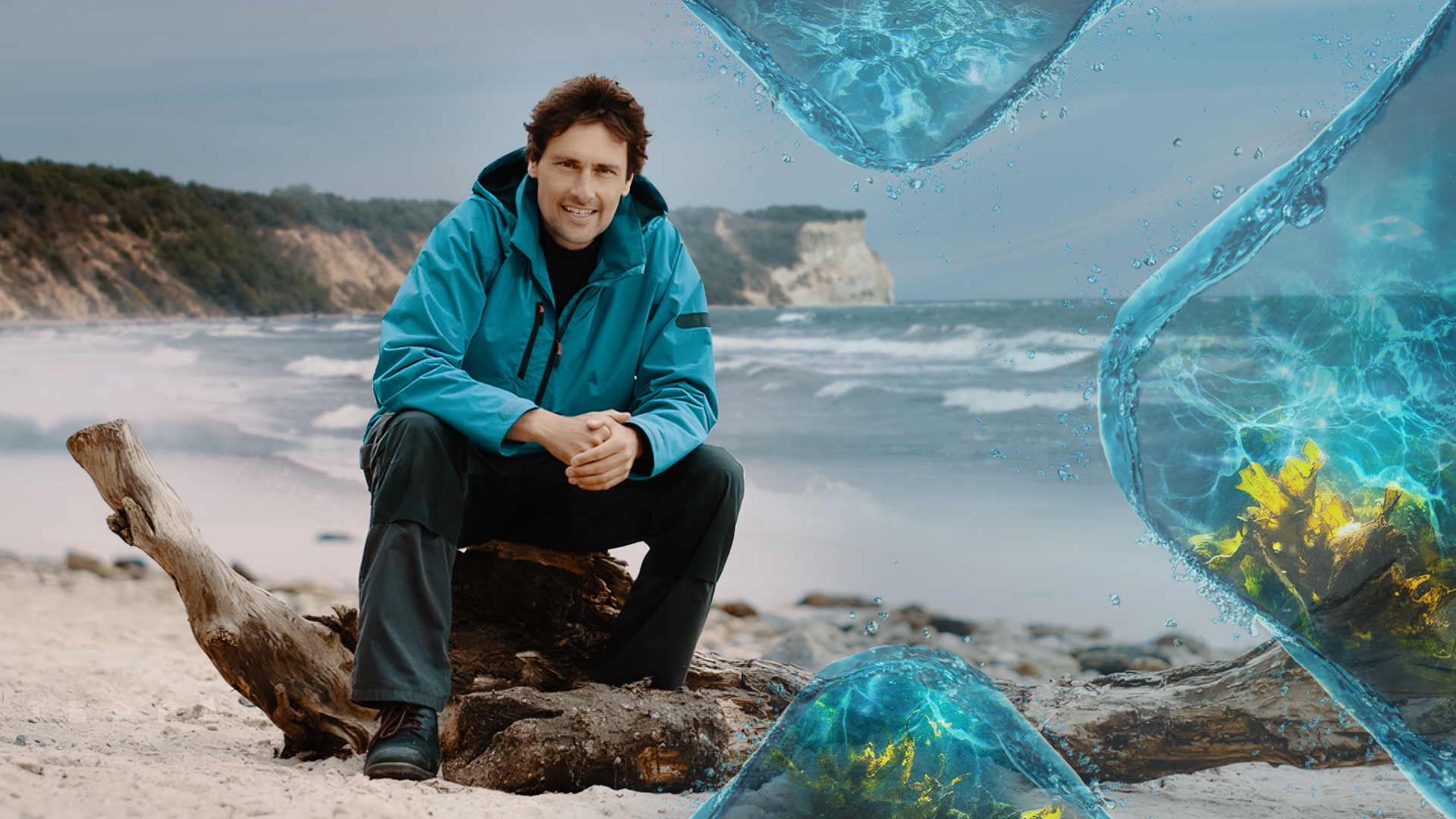 Uli Kunz sitzt am Sanstrand der Ostsee