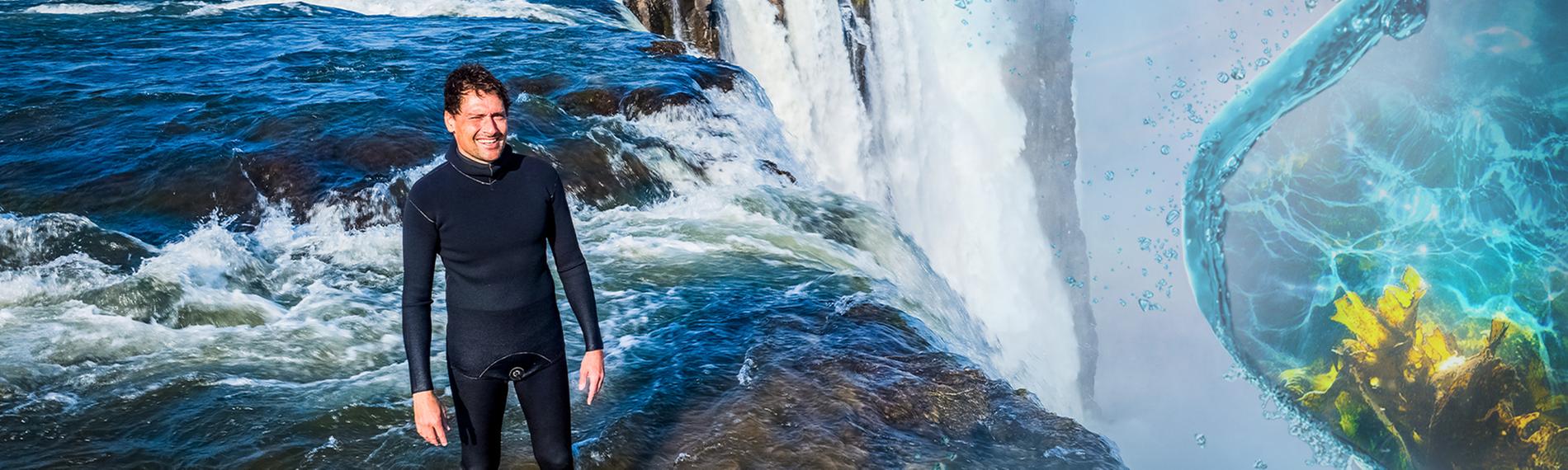 Uli Kunz steht im Wasser eines Wasserfalles 