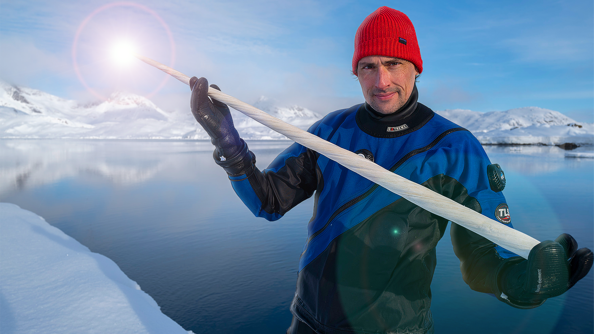 Der Taucher Uli Kunz steht mit Eiszapfen vor Eislandschaft.