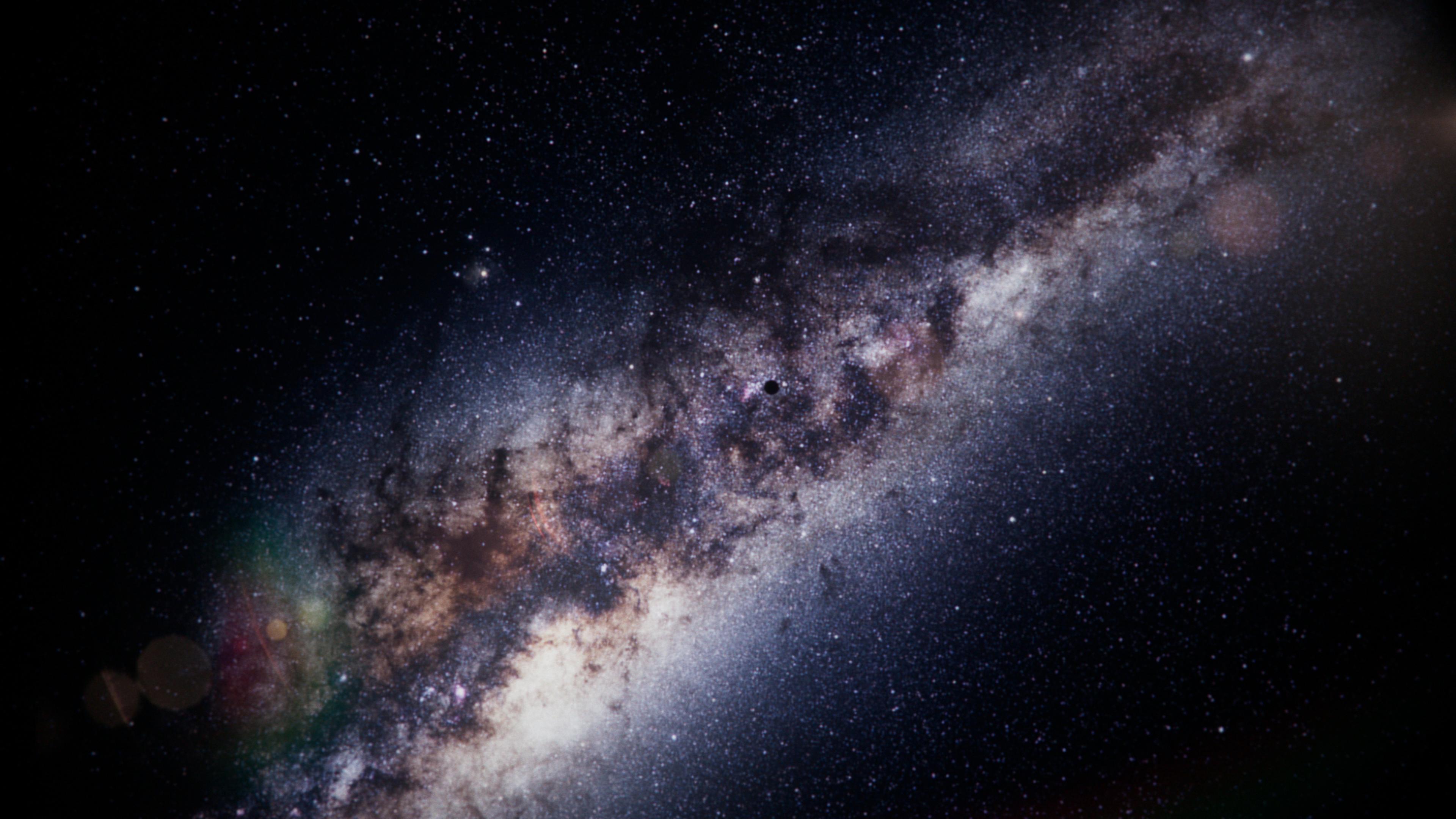 Computeranimation der Milchstraße mit vielen hellen Punkten.