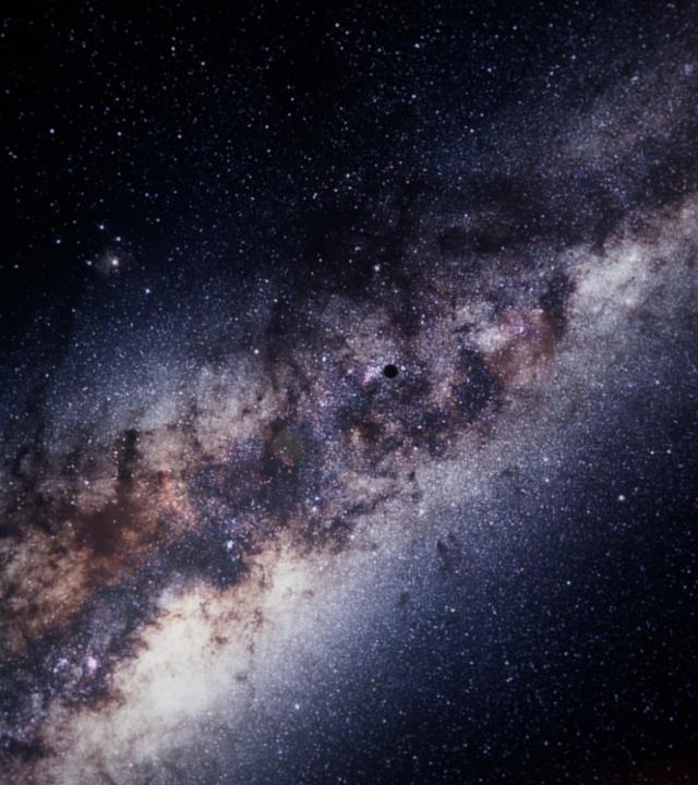 Computeranimation der Milchstraße mit vielen hellen Punkten.