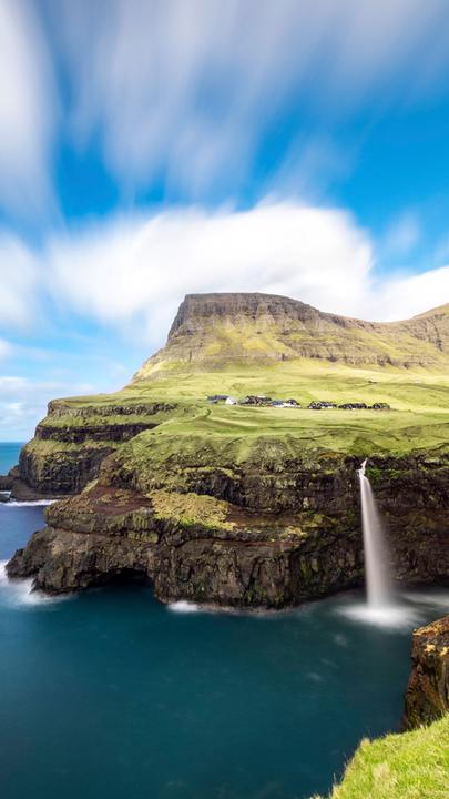 Küstenlandschaft mit Wasserfall
