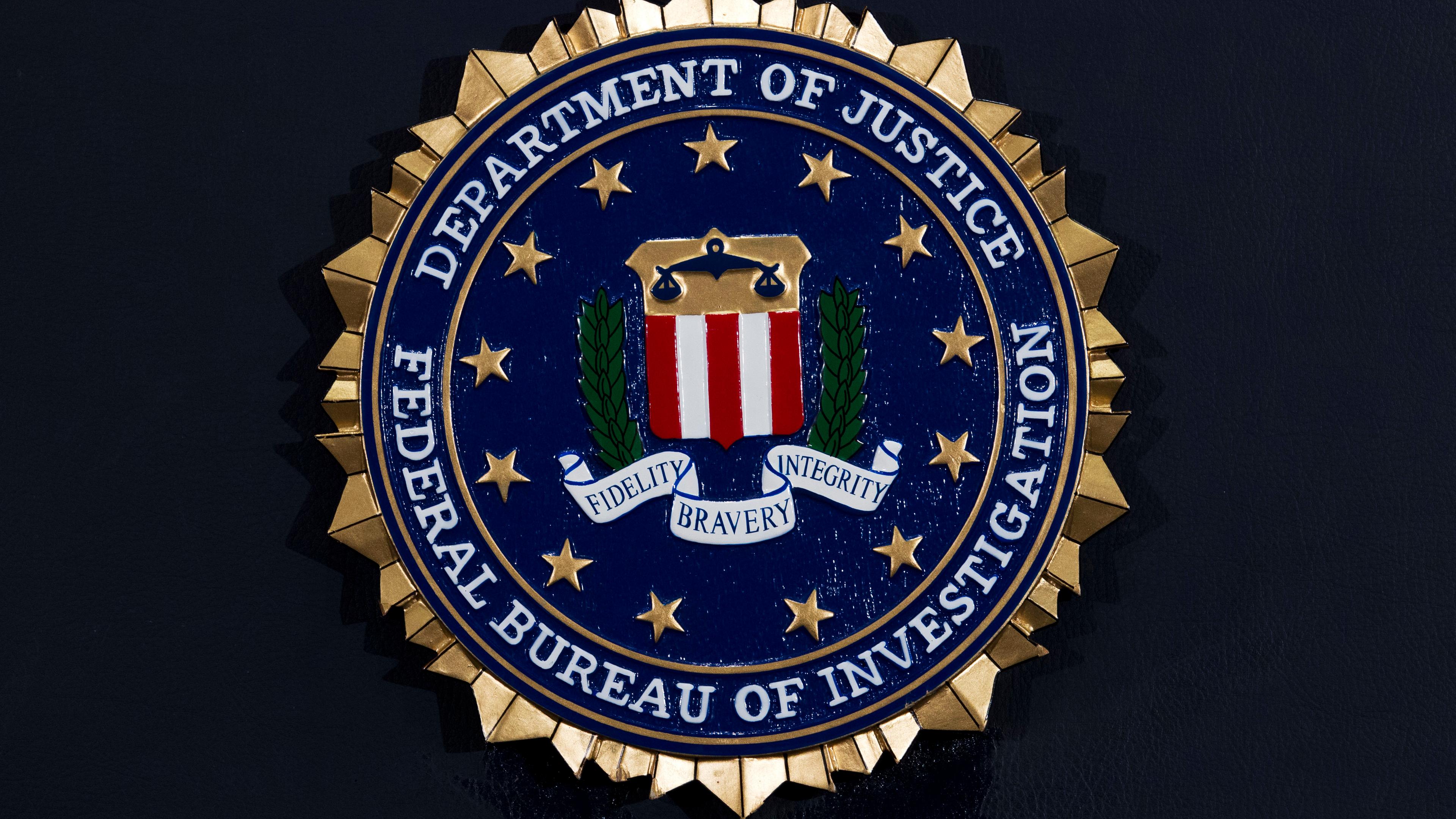 Das FBI-Siegel vor schwarzem Hintergrund.