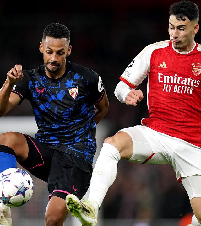 Arsenals Gabriel Martinelli (rechts) und Sevillas Djibril Sow kämpfen um den Ball.