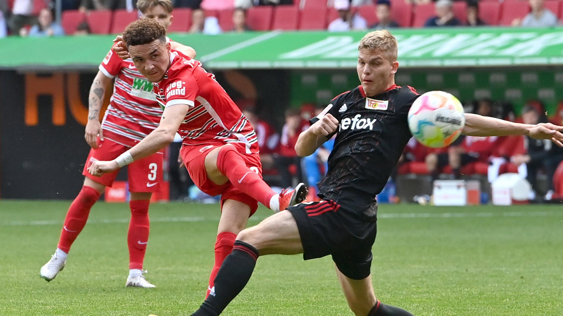 Ruben Vargas (FC Augsburg) im Zweikampf gegen Andras Schäfer (Union Berlin).