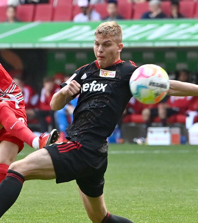 Ruben Vargas (FC Augsburg) im Zweikampf gegen Andras Schäfer (Union Berlin).