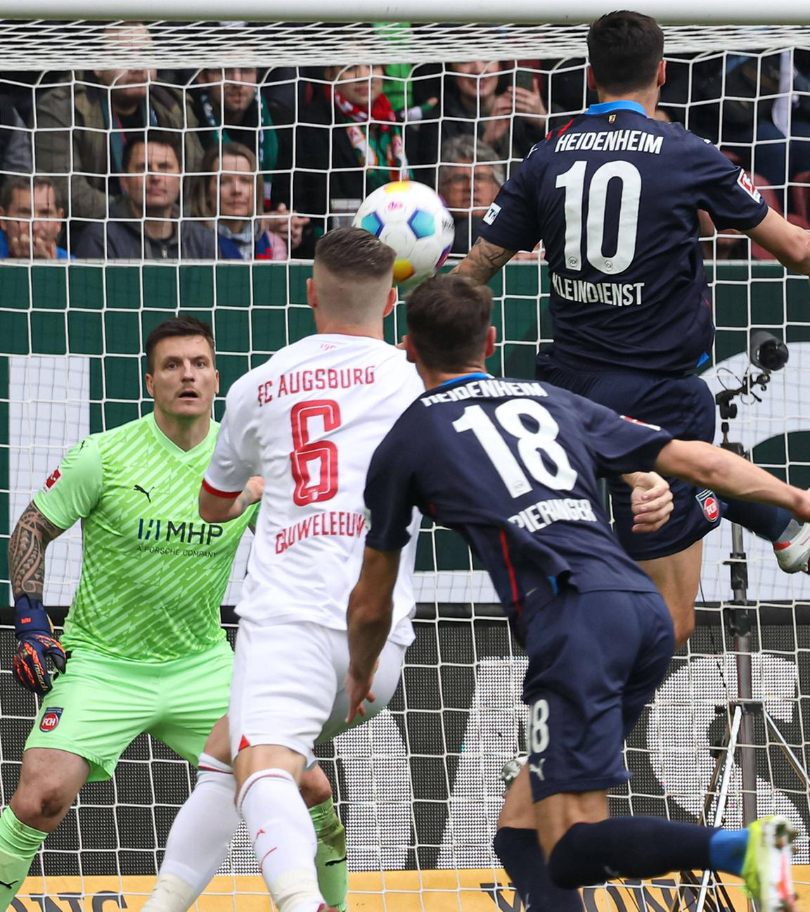 Tor zum 1:0 durch Jeffrey Gouweleeuw (FC Augsburg 6) gegen Kevin Müller (Torwart 1. FC Heidenheim).