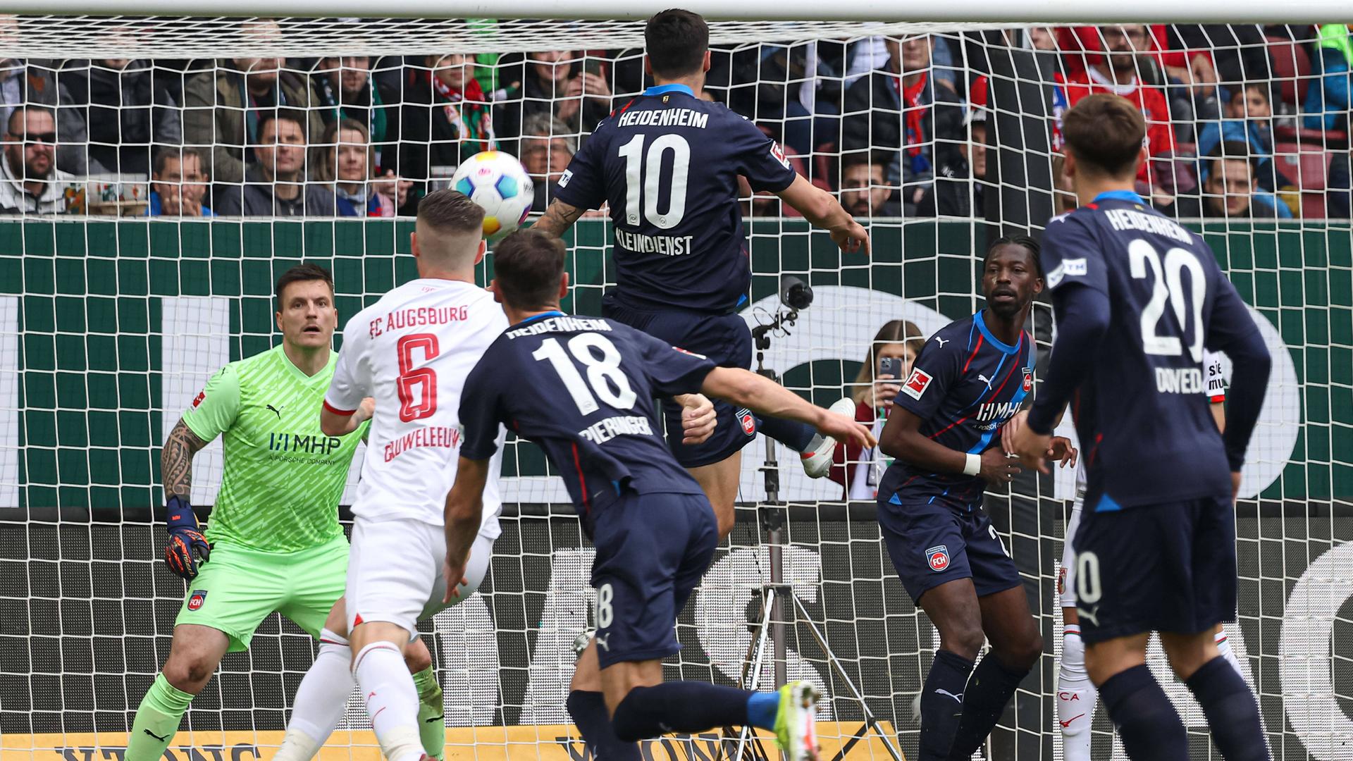 Tor zum 1:0 durch Jeffrey Gouweleeuw (FC Augsburg 6) gegen Kevin Müller (Torwart 1. FC Heidenheim).