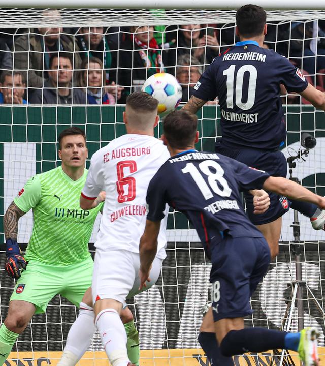 Tor zum 1:0 durch Jeffrey Gouweleeuw (FC Augsburg 6) gegen Kevin Müller (Torwart 1. FC Heidenheim).