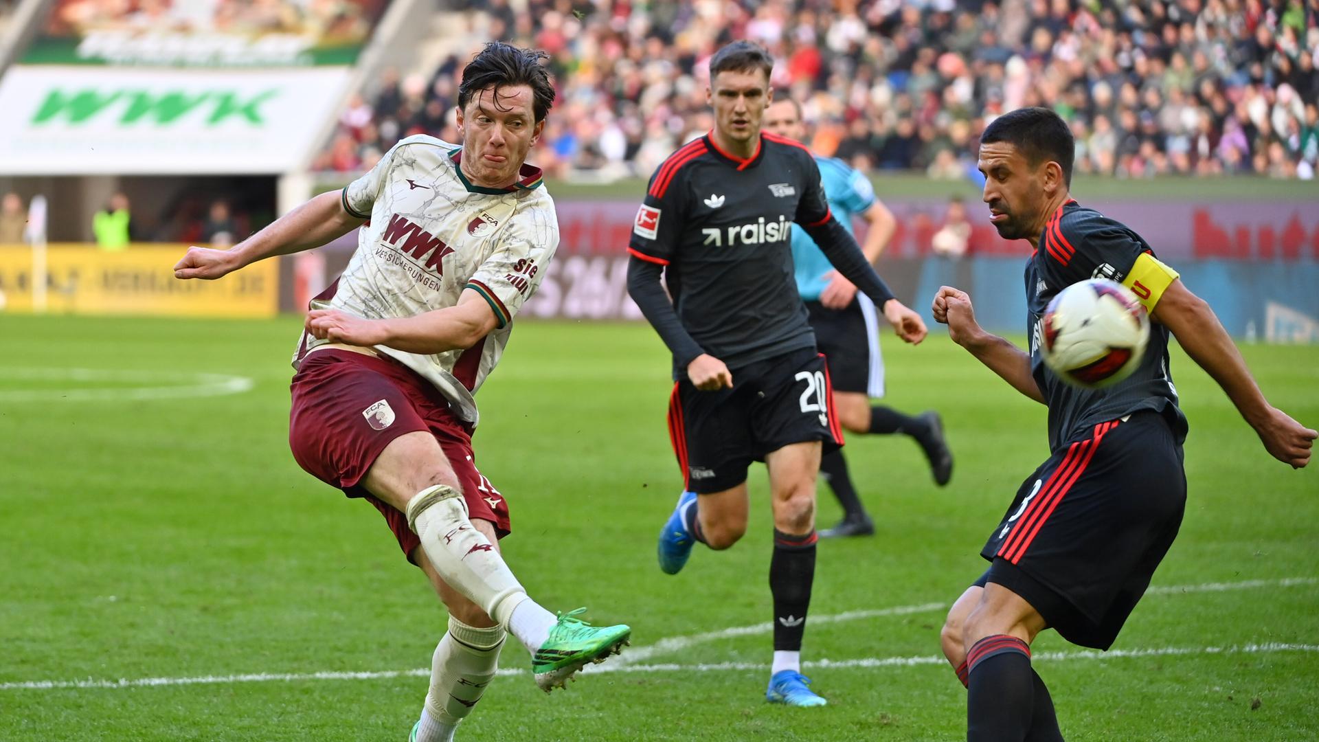 Michael GREGORITSCH (FC Augsburg)l kämpfen gegen Rani KHEDIRA (Union Berlin). 