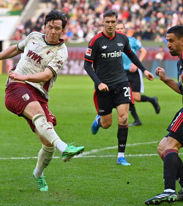 Michael GREGORITSCH (FC Augsburg)l kämpfen gegen Rani KHEDIRA (Union Berlin). 
