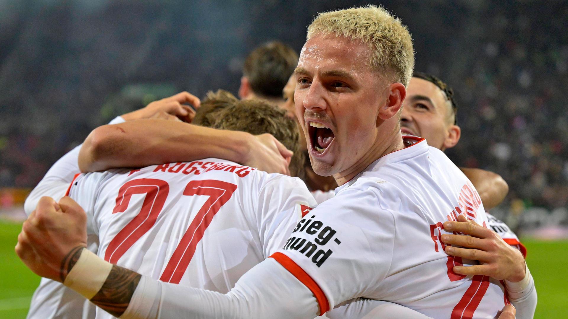 Torjubel der Augsburger, nach dem Treffer zum 2:1 von Arne Engels (FC Augsburg).