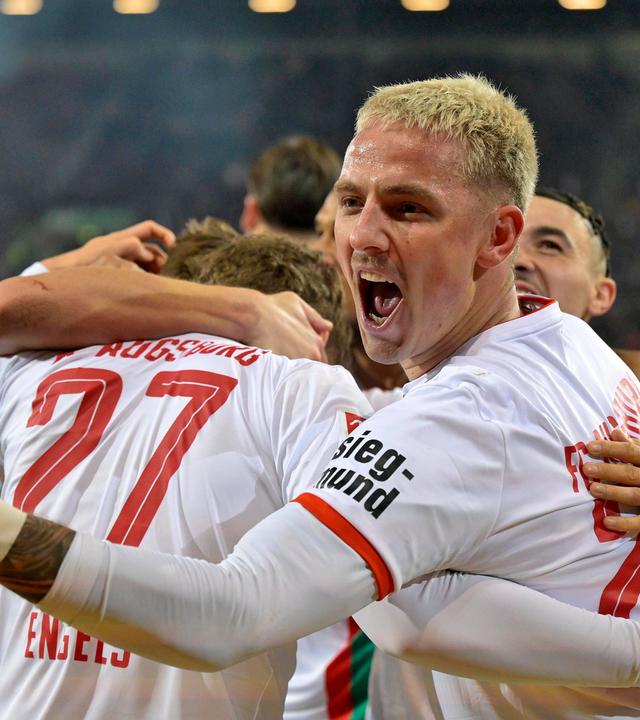 Torjubel der Augsburger, nach dem Treffer zum 2:1 von Arne Engels (FC Augsburg).