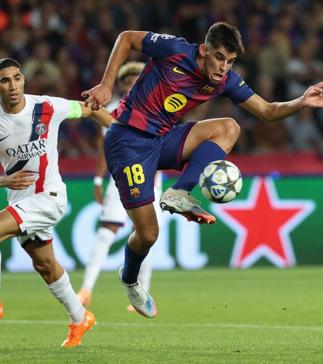 Gerard Martín (FC Barcelona) kämpft gegen Achraf Hakimi (Paris Saint-Germain).