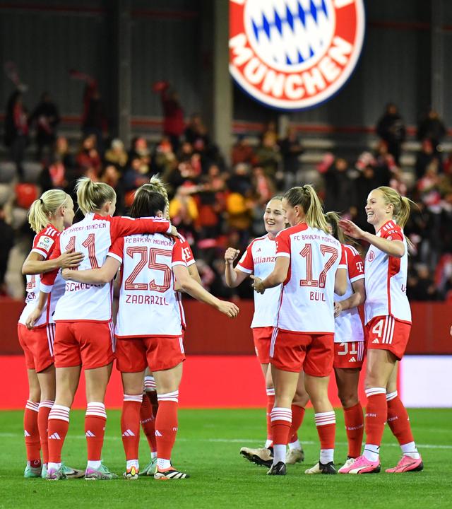 Lea Schüller , Pernille Harder , Klara Bühl ,Sarah Zadrazil, Glodis Viggosdottir, Sydney Lohmann (alle Bayern München)  jubeln über das Tor zum 2:0 gegen den SC Freiburg