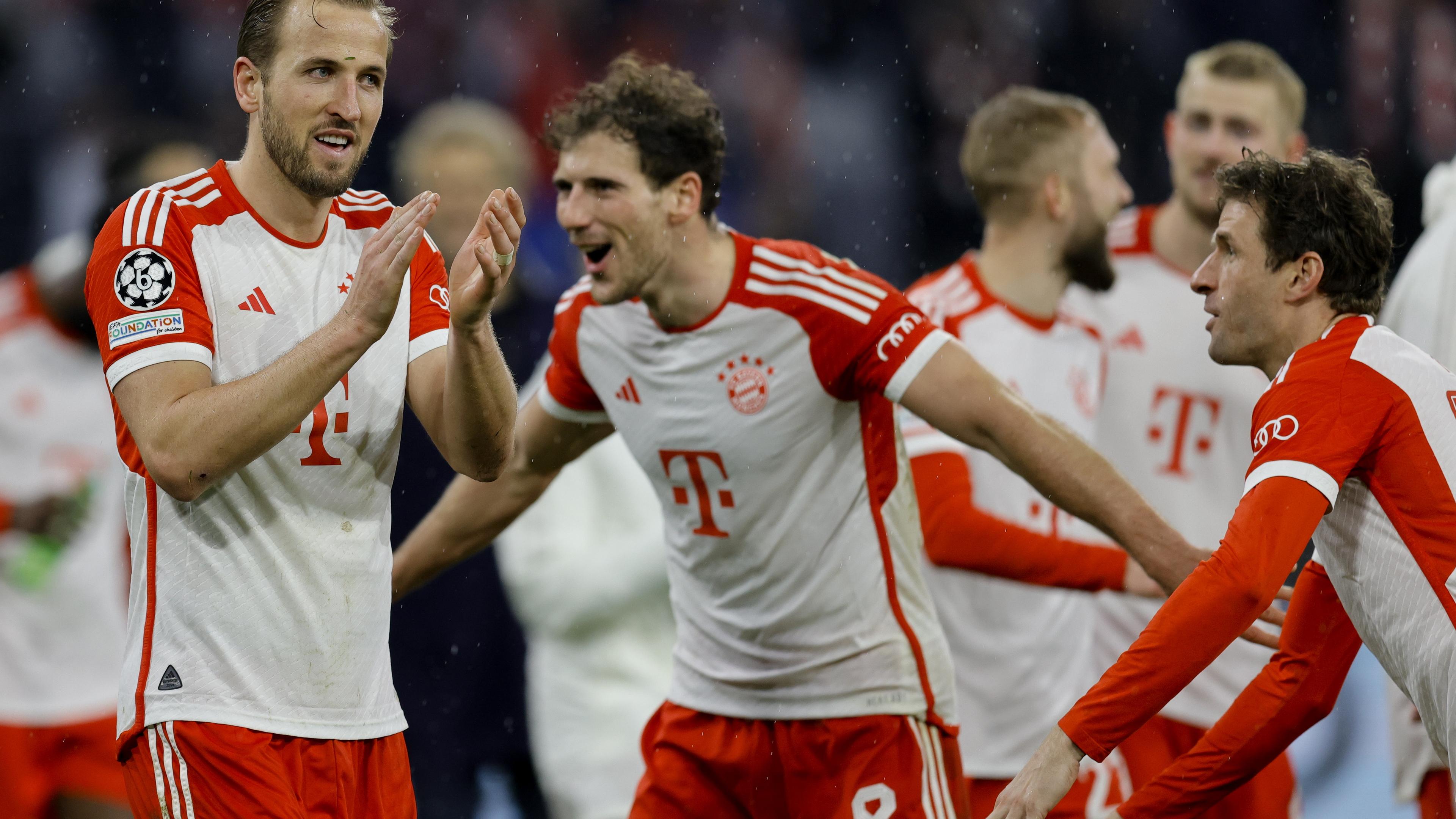 Die Spieler des FC Bayern München feiern ihren Einzug in das Viertelfinale der Champions League