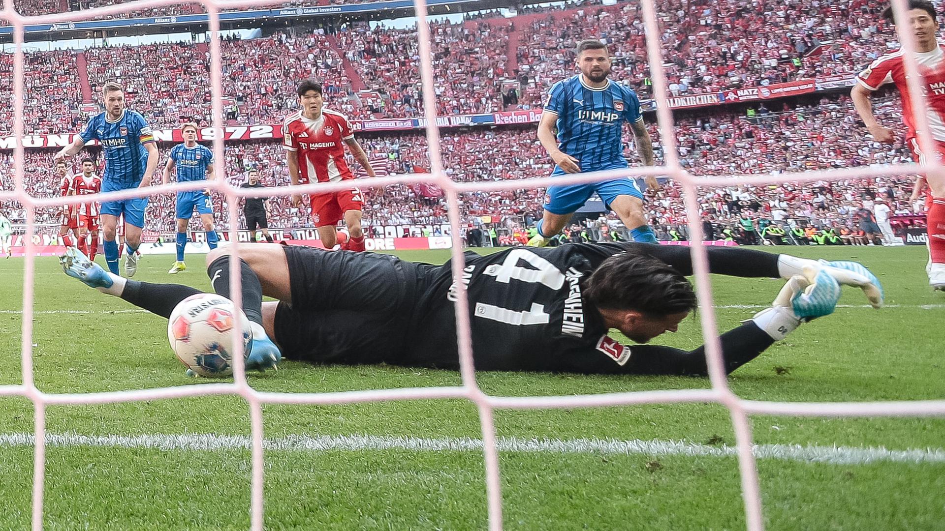 Torwart Diant Ramaj (Heidenheim) befördert den Ball unglücklich zum 3:3 ins eigene Tor gegen Bayern.