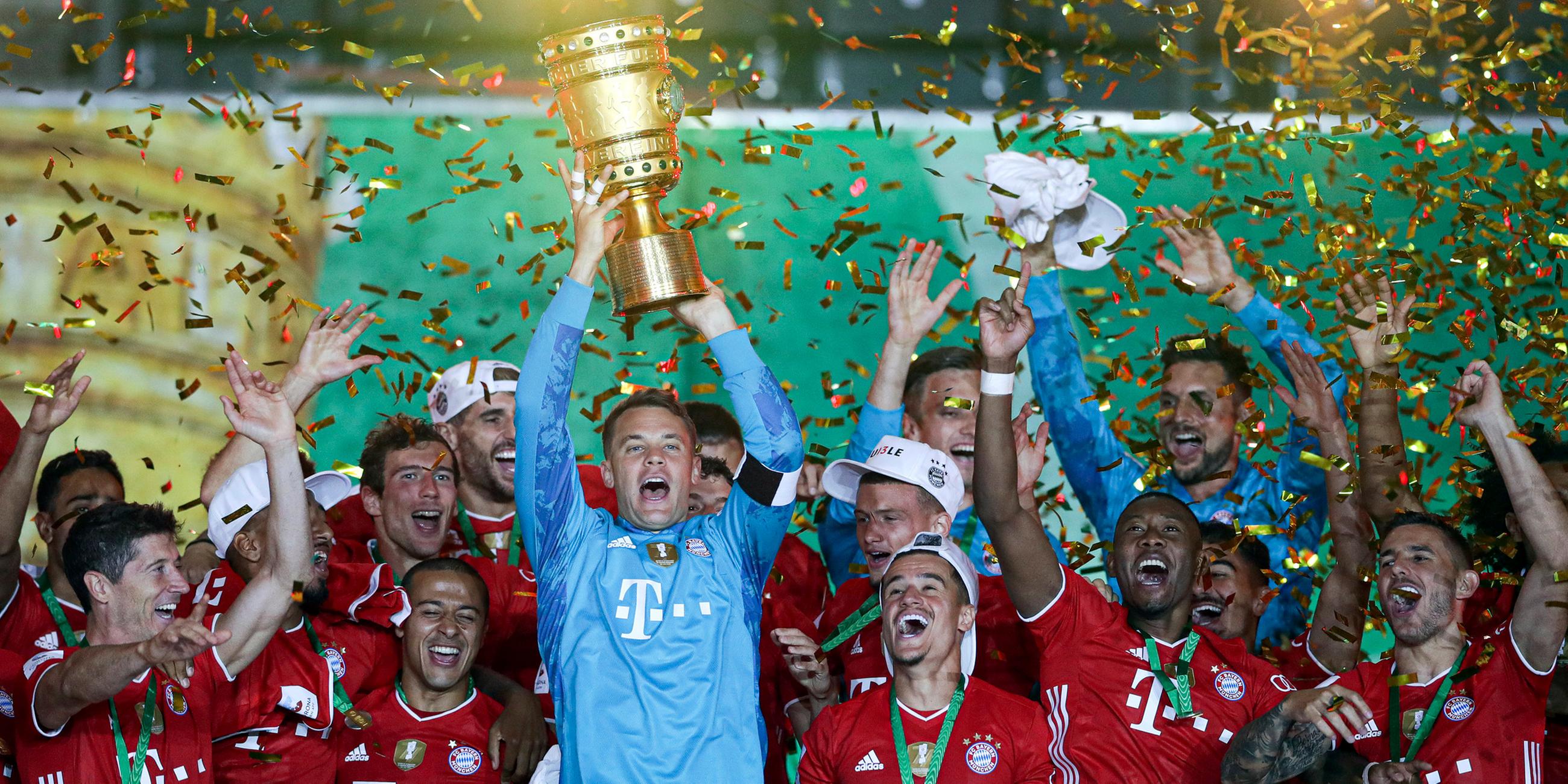 Die Spieler von Bayern München jubeln mit dem Pokal und feiern den Sieg am 04.07.2020 im Olympiastadion in Berlin.