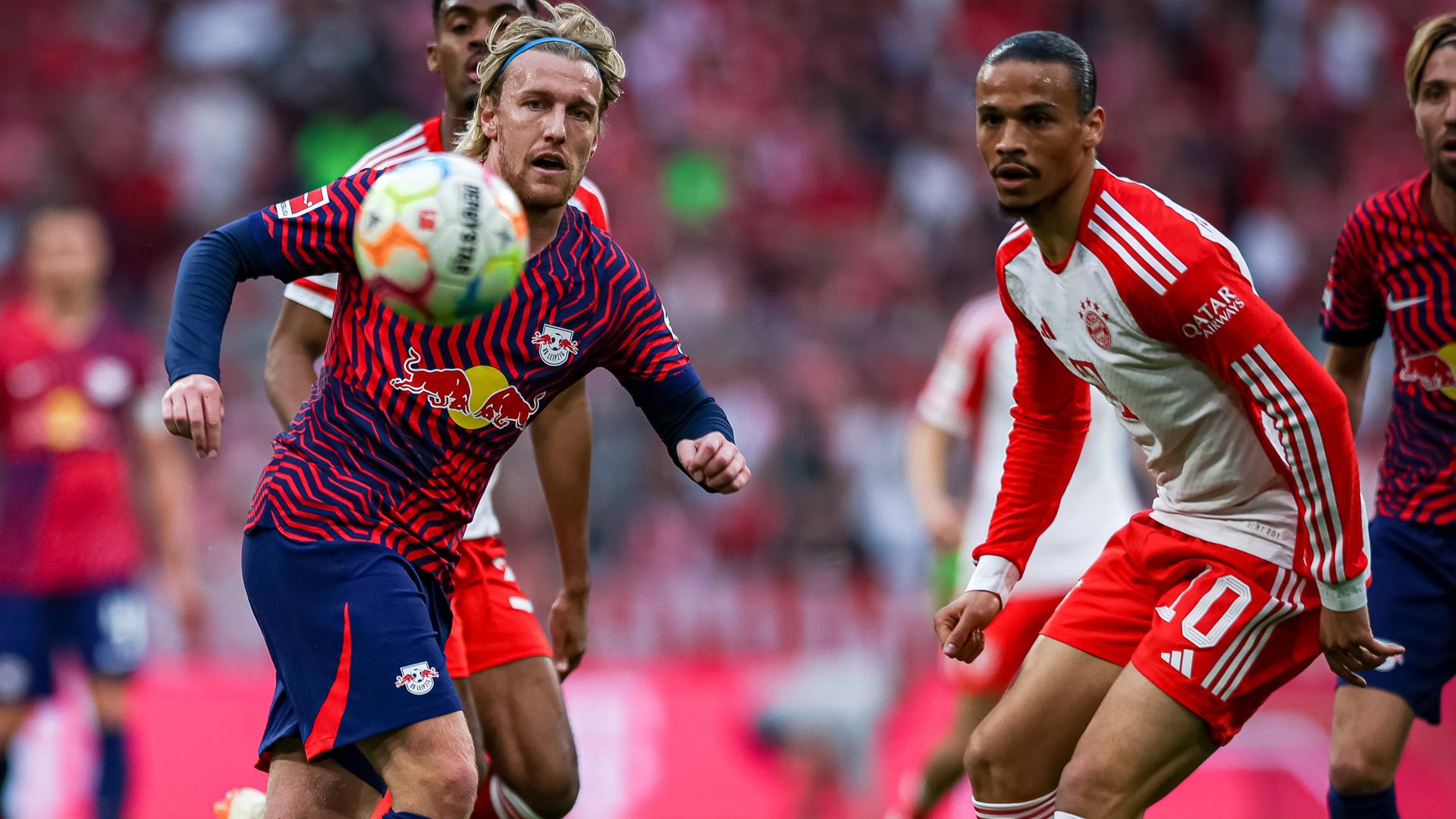 Leroy Sané (R) in Aktion gegen Leipzig's Emil Forsberg.