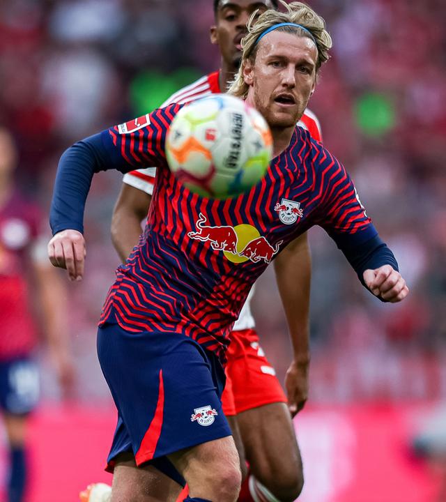 Leroy Sané (R) in Aktion gegen Leipzig's Emil Forsberg.