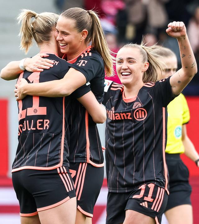 Torjubel zum 1:0 durch Pernille Harder (FC Bayern Muenchen).