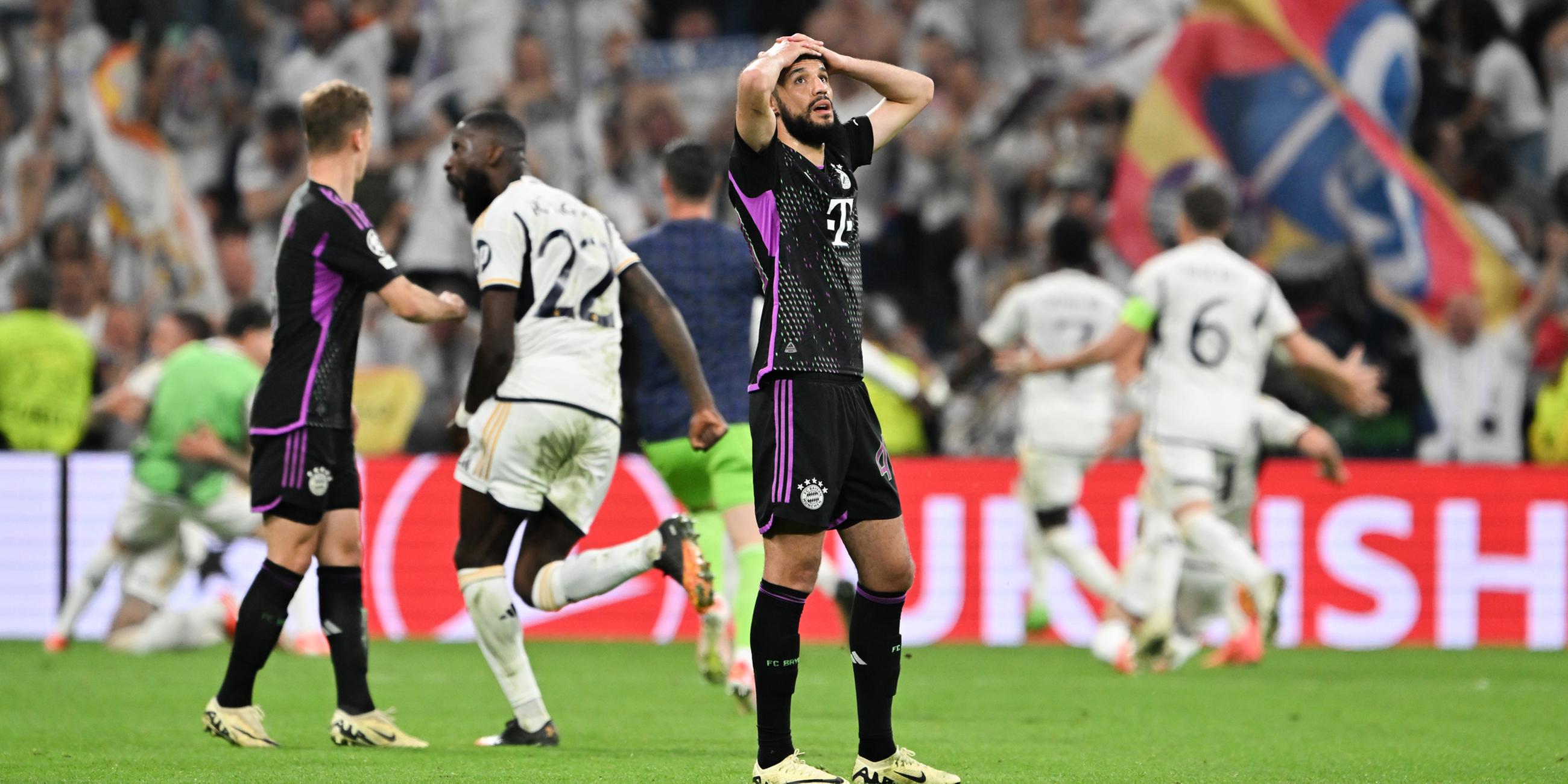 Noussair Mazraoui von München reagiert während der Partie.