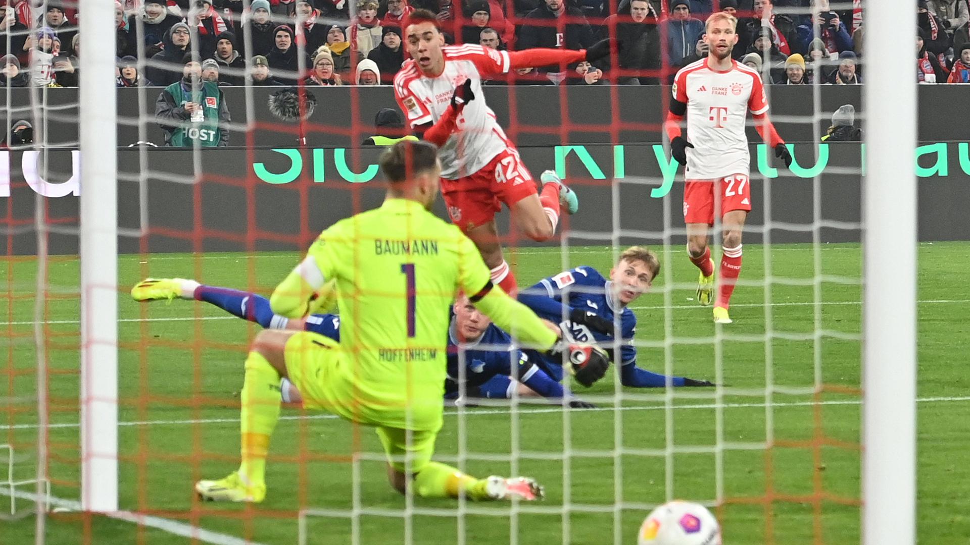 Jamal Musiala (FC Bayern München) schießt das Tor zum 1:0.