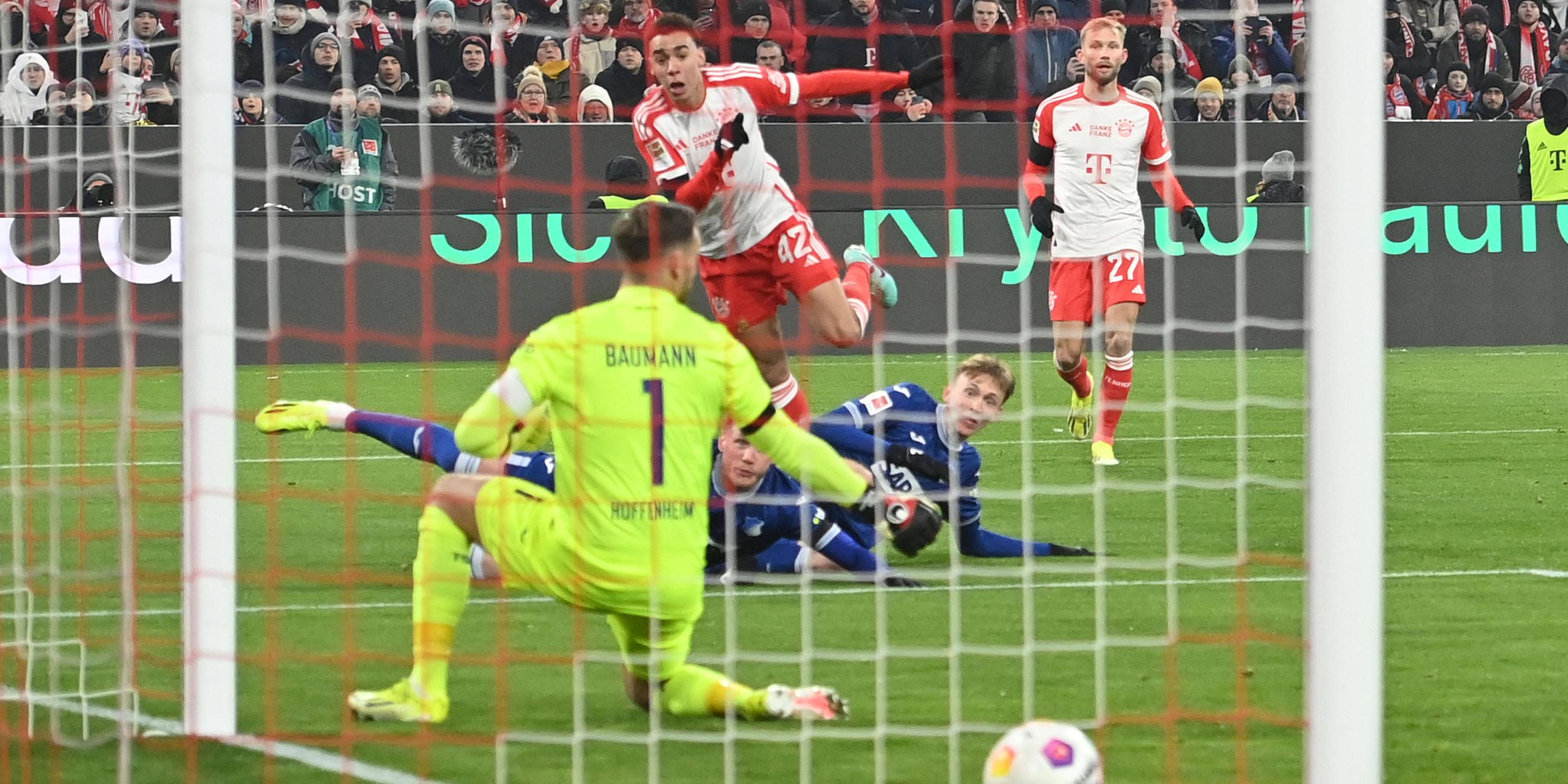 Jamal Musiala (FC Bayern München) schießt das Tor zum 1:0.